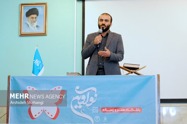 محمد شجاعیان مدیرعامل گروه رسانه ای مهر در حال سخنرانی در مراسم هنر و رسانه نوآوین است