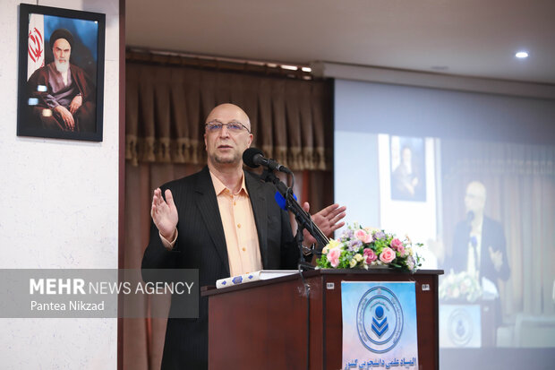 محمدعلی زلفی گل وزیر علوم، تحقیقات و فناوری در حال سخنرانی در مراسم تجلیل از برگزیدگان بیست و ششمین المپیاد علمی دانشجویی کشور است