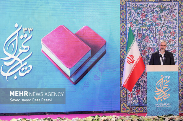 یاسر احمدوند رئیس نمایشگاه کتاب تهران در حال سخنرانی در مراسم افتتاحیه سی‌وسومین نمایشگاه بین‌المللی کتاب تهران است