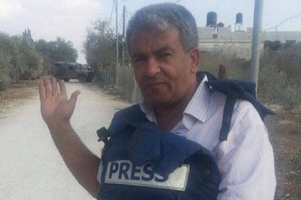 یک خبرنگار فلسطینی هدف اصابت گلوله نظامیان صهیونیست قرار گرفت