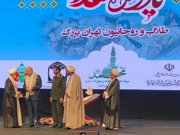 ایرانی اسپیکر کی موجودگی میں شہداء اور جانبازوں کے اہلخانہ کے اعزاز میں تقریب منقعد ایرانی اسپیکر کی موجودگی میں شہداء اور جانبازوں کے اہلخانہ کے اعزاز میں تقریب منقعد