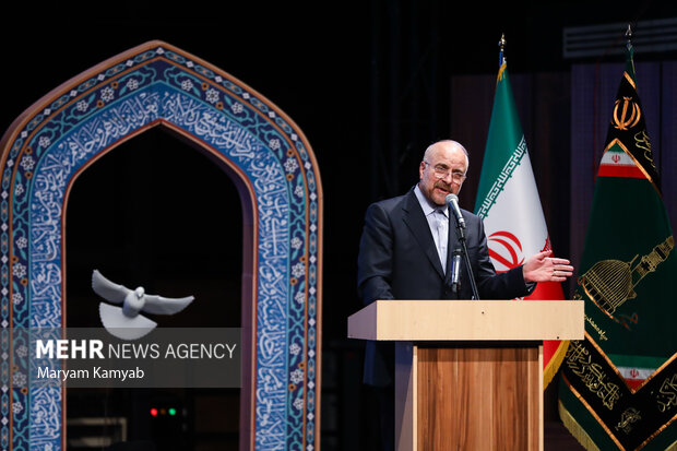 محمدباقر قالیباف رئیس مجلس در حال سخنرانی در یادواره شهدای طلاب و روحانیون تهران بزرگ است