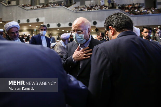 محمدباقر قالیباف رئیس مجلس در حال ورود به یادواره شهدای طلاب و روحانیون تهران بزرگ است