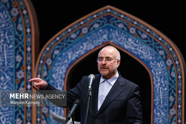 محمدباقر قالیباف رئیس مجلس در حال سخنرانی در یادواره شهدای طلاب و روحانیون تهران بزرگ است