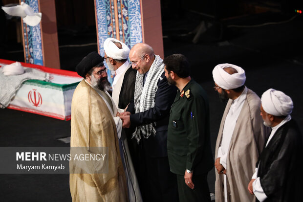 محمدباقر قالیباف رئیس مجلس از خانواده شهدای طلاب و روحانیون  تقدیر کرد