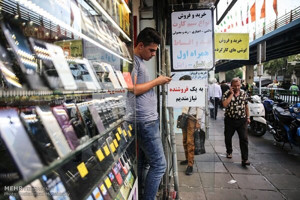 گلایه پلیس از خرید و فروش موبایل در راهروهای علاءالدین/حقی که از مشتریان ضایع می شود