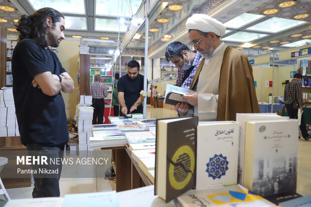 سی و سومین نمایشگاه بین‌المللی در دومین روز  خود پذیرای جمع علاقمندان بود