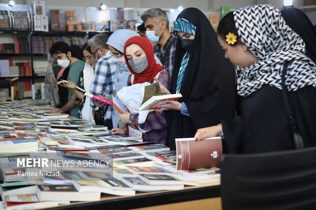 سی و سومین نمایشگاه بین‌المللی در دومین روز  خود پذیرای جمع علاقمندان بود