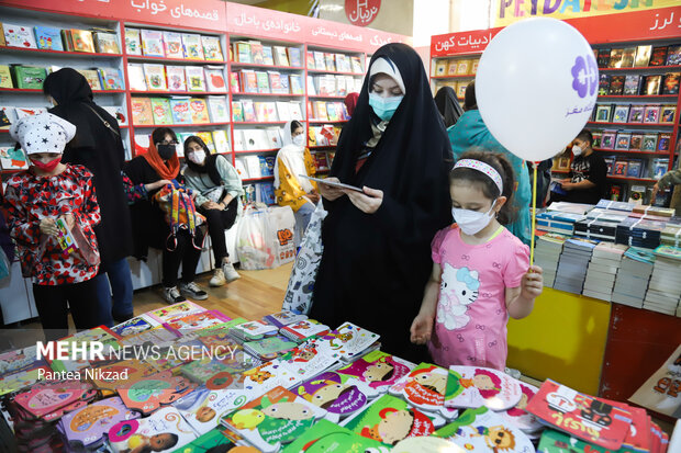 پنج قاب از سی‌وسومین نمایشگاه بین‌المللی کتاب تهران