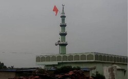 کرناٹک میں ہندو دہشت گردوں نے مسجد پر ہندوؤں کا مذہبی جھنڈا لہرا دیا