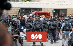 الجزیرہ کی صحافی خاتون کی تشییع جنازہ پر اسرائیلی فوجیوں کا وحشیانہ حملہ