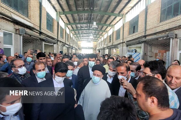 VIDEO: Raeisi visits vegetables market in Tehran