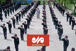 اجرای سرود سلام فرمانده در مدرسه‌ای در کشمیر