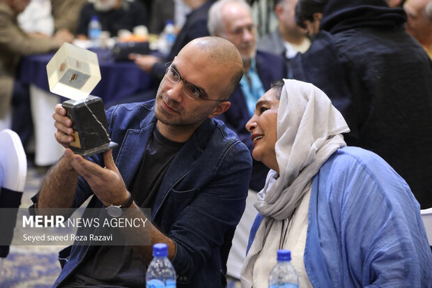 اولین جشن بزرگ کارگردانان سینمای ایران عصر امروز یکشنبه ۱۸ اردیبهشت ماه ۱۴۰۱ با تجلیل از کارگردانان فیلم‌های «قهرمان» و «پوست» و سریال «خاتون» در هتل استقلال برگزار شد