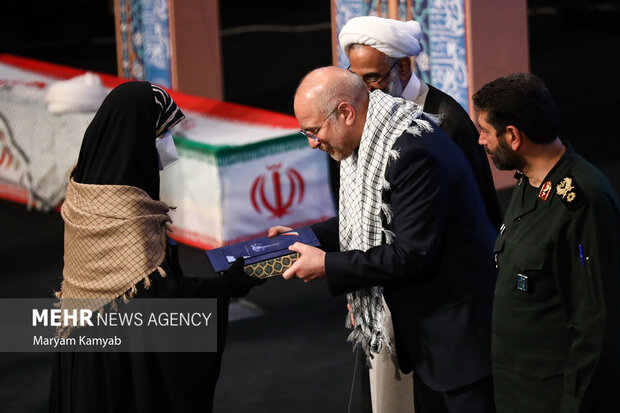 محمدباقر قالیباف رئیس مجلس از خانواده شهدای طلاب و روحانیون تقدیر کرد