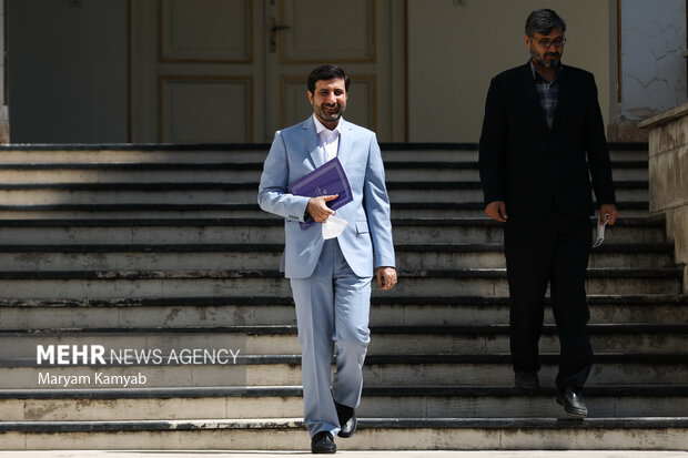 هادی طحان نظیف سخنگوی شورای نگهبان در حال ورود به محل نشست خبری با رسانه ها است