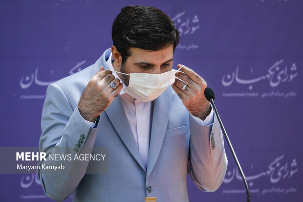 هادی طحان نظیف سخنگوی شورای نگهبان پس از پایان نشست خبری در حال ماسک زدن است