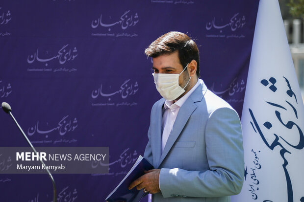 هادی طحان نظیف سخنگوی شورای نگهبان در حال ورود به محل نشست خبری با رسانه ها است