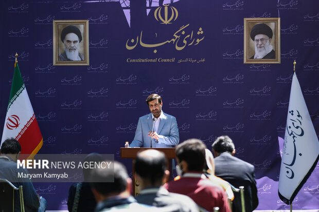 هادی طحان نظیف سخنگوی شورای نگهبان در حال پاسخگویی به سوالات خبرنگاران در نشست خبری با رسانه ها است