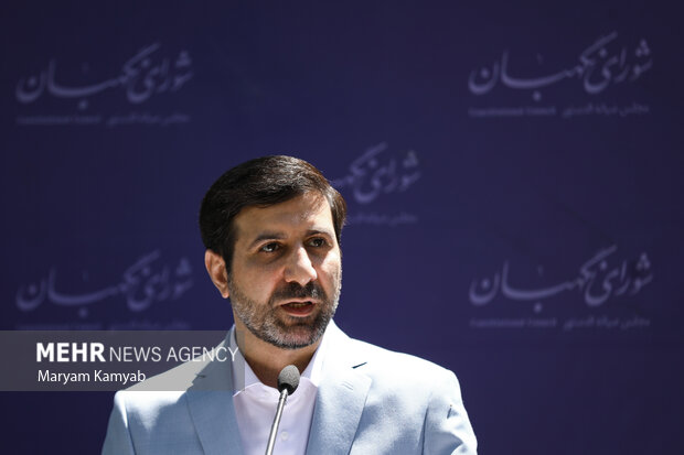 هادی طحان نظیف سخنگوی شورای نگهبان در حال پاسخگویی به سوالات خبرنگاران در نشست خبری با رسانه ها است