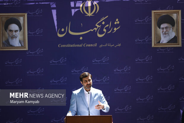 هادی طحان نظیف سخنگوی شورای نگهبان در حال پاسخگویی به سوالات خبرنگاران در نشست خبری با رسانه ها است