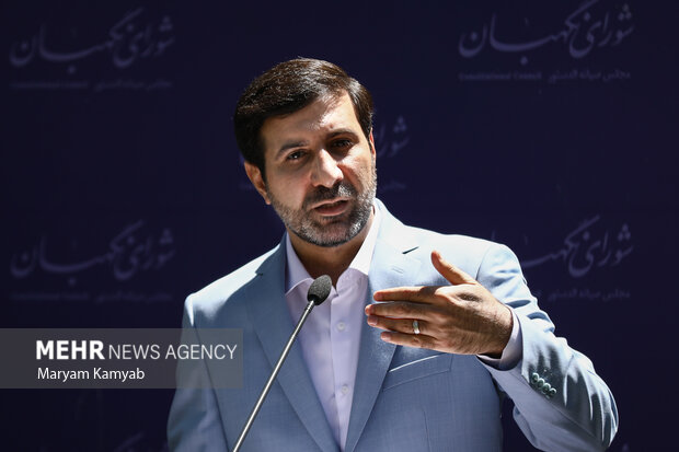 هادی طحان نظیف سخنگوی شورای نگهبان در حال پاسخگویی به سوالات خبرنگاران در نشست خبری با رسانه ها است