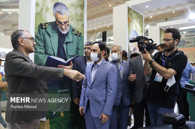 علی بهادری جهرمی سخنگو و رئیس شورای اطلاع رسانی دولت  در طی بازدید از سی و سومین نمایشگاه کتاب در حال گفتگو با یکی از بازدیدکنندگان است