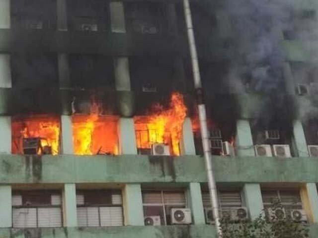 دہلی میں چار منزلہ عمارت میں آگ لگنے سے 27 افراد ہلاک