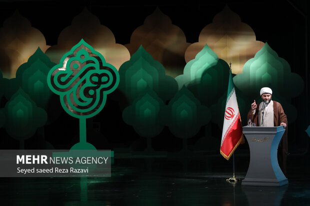  حجت الاسلام محمد قمی رئیس سازمان تبلیغات اسلامی در حال سخنرانی در مراسم آئین اختتامیه «مهرواره ملی هوای نو» است