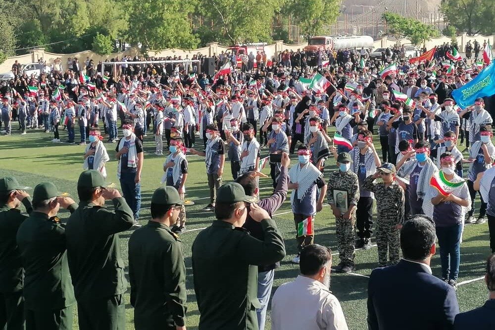 همخوانی ۵ هزار نفری سرود «سلام فرمانده» توسط دانش آموزان کازرونی