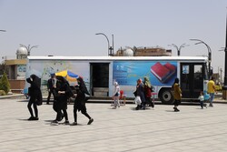 ارائه خدمات کتابخانه عمومی سیار در پیاده راه امام (ره) همدان