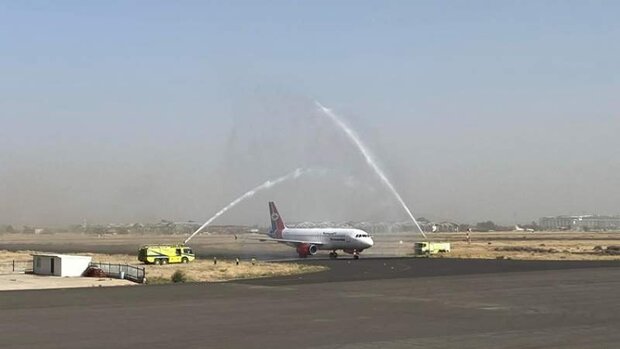 اقلاع اول طائرة من مطار صنعاء 