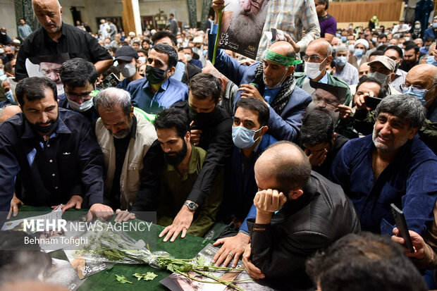 تہران یونیورسٹی میں مرحوم آیت اللہ فاطمی نیا کی تشییع جنازہ میں عوام کی بھر پور شرکت 