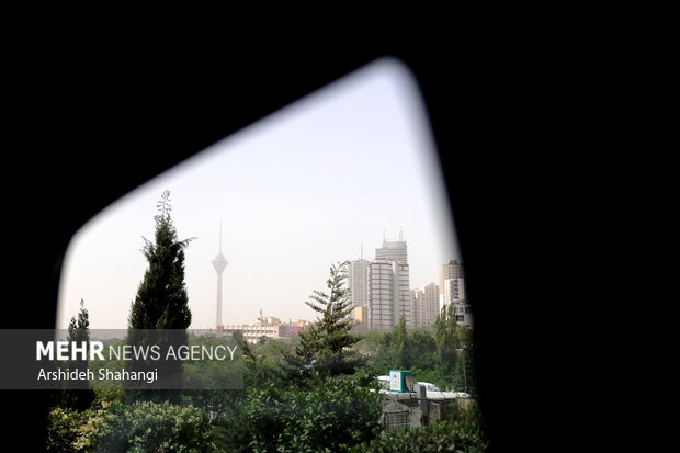 کیفیت هوای امروز تهران در شرایط خطرناک قرار دارد و برای همه گروه‌ها ناسالم است