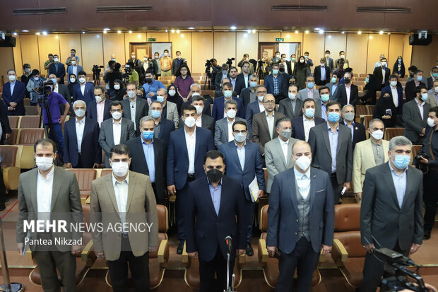 حاضرین در مراسم مراسم افتتاح پروژه های وزارت ارتباطات در حال ادای احترام به سرود جمهوری اسلامی ایران هستند