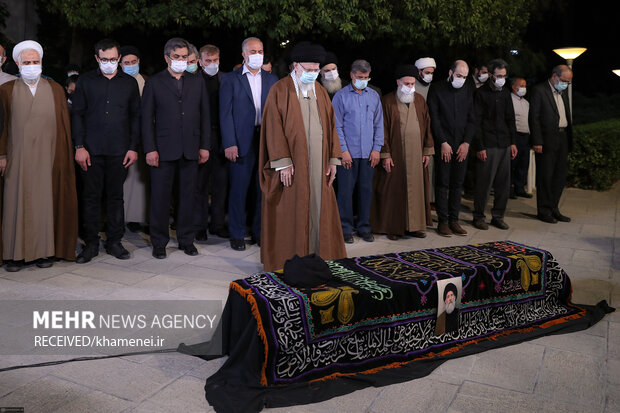 Leader leads prayers at funeral for Ayatollah Fateminia