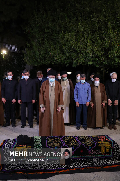 Leader leads prayers at funeral for Ayatollah Fateminia