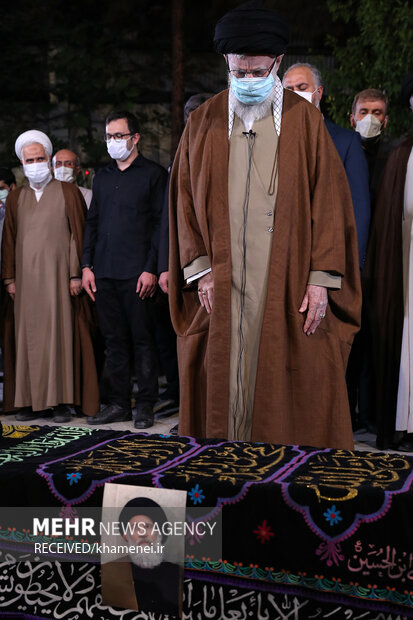 Leader leads prayers at funeral for Ayatollah Fateminia