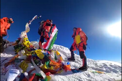 VIDEO: Iranian mountaineer conquers Mount Everest