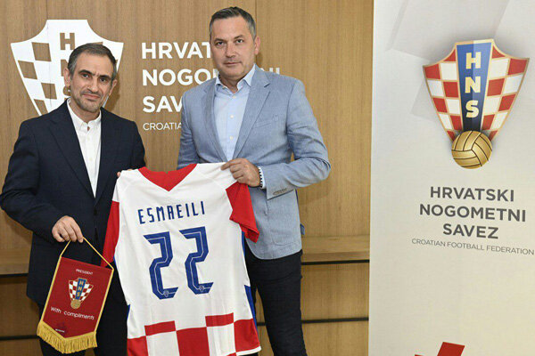 پیراهن شماره ۲۲ تیم ملی فوتبال کرواسی به سفیر ایران هدیه شد