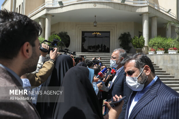 در حاشیه جلسه امروز ۲۸چهارشنبه اردیبهشت ۱۴۰۱ هیئت دولت، وزرای دولت سیزدهم در جمع خبرنگاران حاضر شدند.