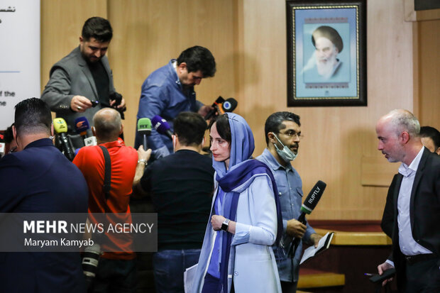 آلنا دوهان گزارشگر ویژه سازمان ملل متحد پس از پایان نشست خبری در حال خروج از سالن همایش کتابخانه ملی است