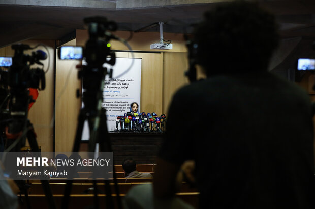 نشست خبری آلنا دوهان گزارشگر ویژه سازمان ملل متحد در مورد تاثیر منفی اقدامات یکجانبه قهرآمیز بر بهره‌مندی از حقوق بشر، چهارشنبه ۲۸ اردیبهشت ۱۴۰۱ در سالن همایش‌های کتابخانه ملی برگزار شد