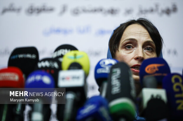 آلنا دوهان گزارشگر ویژه سازمان ملل متحد در حال پاسخگویی به سوالات خبرنگاران است