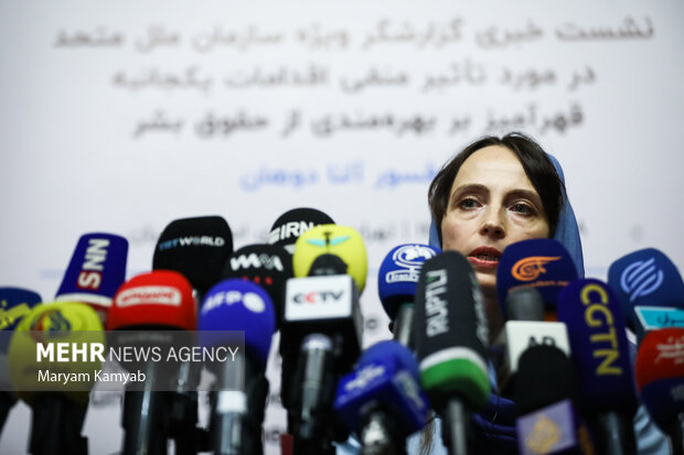 آلنا دوهان گزارشگر ویژه سازمان ملل متحد در حال پاسخگویی به سوالات خبرنگاران است