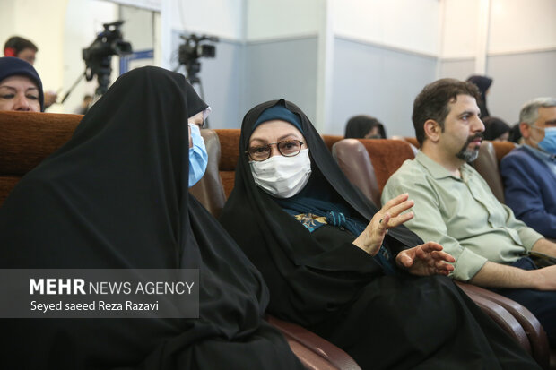  منصوره کرمی، همسر شهید مسعود علیمحمدی در مراسم رونمایی از کتاب «تویی که نشناختمت» حضور دارد