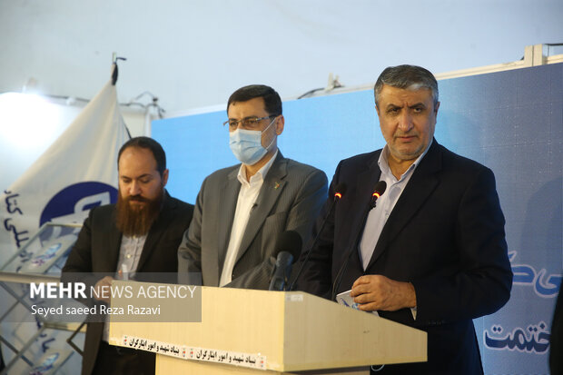  محمد اسلامی معاون رئیس‌جمهور و رئیس سازمان انرژی اتمی در حال سخنرانی در مراسم رونمایی از کتاب «تویی که نشناختمت» است