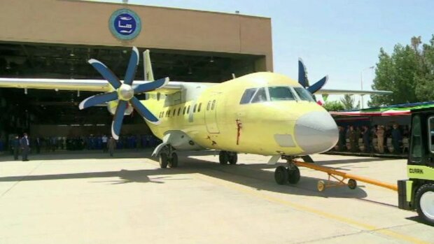 إيران تزيح الستار عن طائرة النقل"سيمرغ" في مدينة أصفهان
