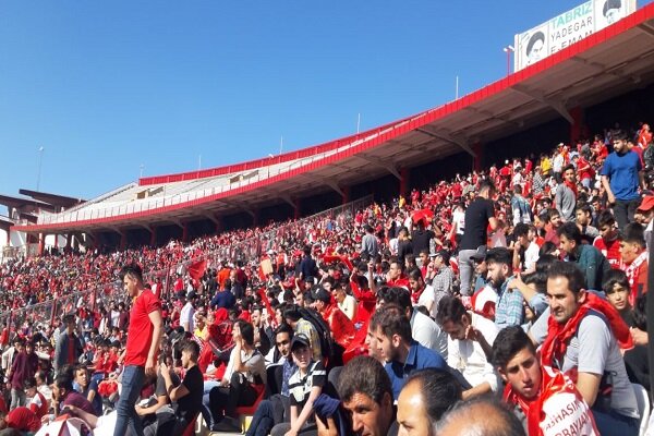 طبقه اول ورزشگاه یادگار امام تبریز پر شد/غافلگیری کاروان پرسپولیس