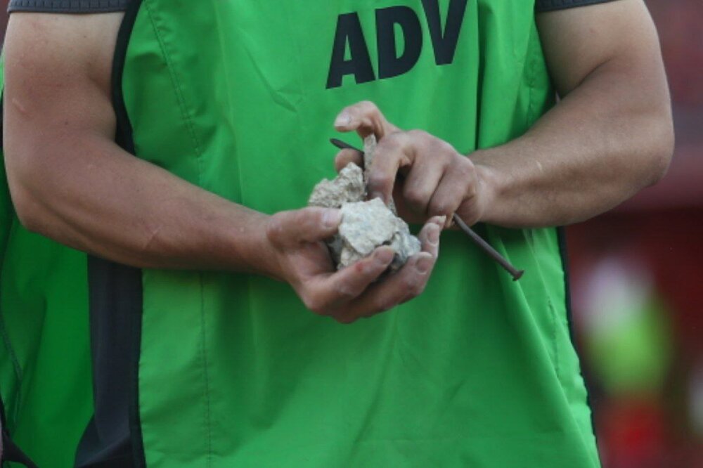 Tractor, Persepolis match halted due to throwing objects